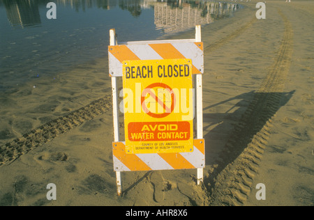 Ein Schild mit der Aufschrift Wasserkontakt vermeiden Warnung Leute, das ist ein Strand von Marina del Rey Los Angeles CA wegen Verschmutzung geschlossen Stockfoto