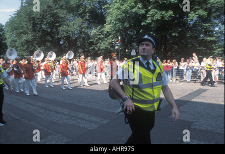 Polizist in Alarmbereitschaft für Sicherheitsbedrohung für die Militärkapelle der Völker Befreiung Armee Chinas beim Edinburgh Festival Stockfoto