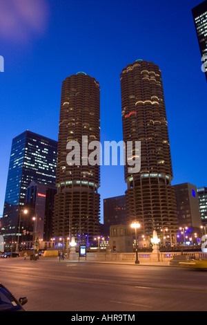 Legendäre Skyline von Chicago mit Gebäuden in der Marina City in der Abenddämmerung Stockfoto