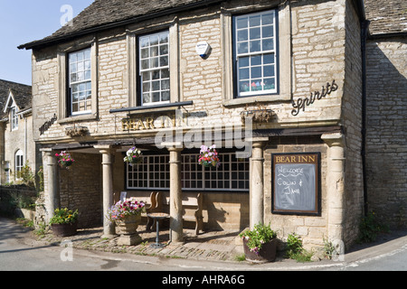 Das 16. Jahrhundert Bear Inn (einmal das Dorf Gerichtsgebäude und Versammlungsraum) in Cotswold Dorf von Bisley, Gloucestershire Stockfoto