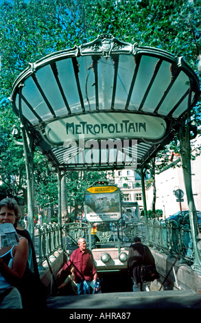 Paris Frankreich, U-Bahn Paris Metro, Glasüberdacht, Eingang Bahnhof Abbesses in Montmartre Jugendstil-Architektur Paris Metropolitan 1900 Stockfoto
