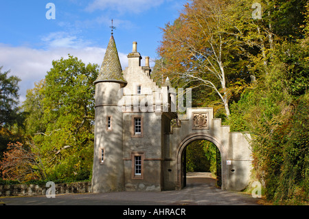 Die alte Brücke von Avon und Schloss Torhaus am Ballindalloch Morayshire, Schottland.  XPL 7224 Stockfoto