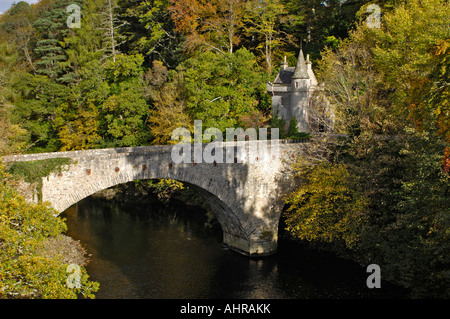 Die alte Brücke von Avon und Schloss Torhaus am Ballindalloch Morayshire, Schottland.  XPL 7225. Stockfoto