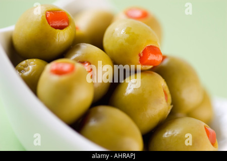 Grüne Oliven in weißer Schüssel Nahaufnahme Essen Stillleben Stockfoto