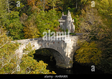 Die alte Brücke von Avon und Schloss Torhaus am Ballindalloch Morayshire, Schottland. XPL 7226 Stockfoto