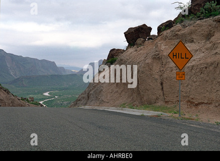 Warnzeichen auf einem steilen Hügel an einer Straße entlang des Rio Grande in Süd-west-Texas Stockfoto