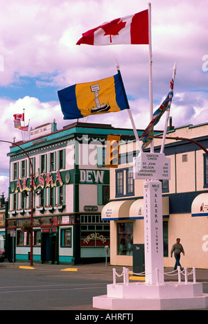 Meile Null Beitrag am Alaska Highway und historische Hotel Alaska, Dawson Creek, Northern BC, Britisch-Kolumbien, Kanada Stockfoto