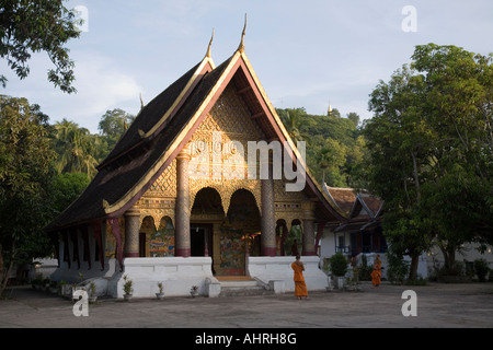 SIM-Karte von Vajiramangalaram Tempel Wat Xiengmouane mit Mount Phu Si hinter mit, dass Chomsi an seiner Spitze in Luang Prabang Loas Stockfoto