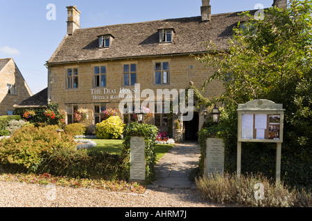 Das Zifferblatt Haus Hotel Restaurant in der Cotswold-Dorf Bourton auf dem Wasser, Gloucestershire Stockfoto