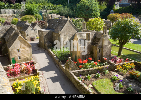 Das Model Village hinter dem Old New Inn im Cotswold Village von Bourton am Wasser, Gloucestershire UK Stockfoto