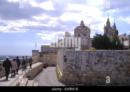 DIE WÄNDE DER STILLE STADT MDINA MALTA EUROPA WANDERN Stockfoto