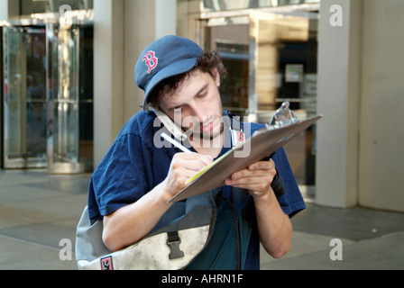 Arbeiter beliefern Geschäfte in der Innenstadt von Chicago Illinois Stockfoto