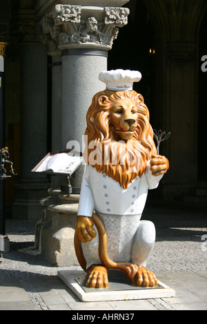 Bayerischen Löwen Figur Marienplatz vor Ratskeller München Bayern Deutschland Stockfoto