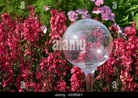 Runde Garten natürliche Glaskugeln und Lobelia in Muenchen Bundesrepublik Garten Ausstellung zeigen 2005 Bayern München Stockfoto