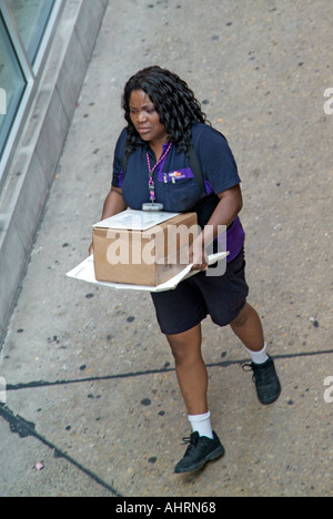 Arbeiter beliefern Geschäfte in der Innenstadt von Chicago Illinois Stockfoto