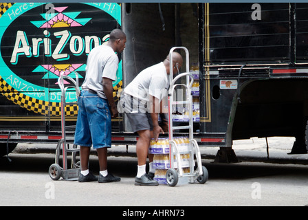 Arbeiter beliefern Geschäfte in der Innenstadt von Chicago Illinois Stockfoto