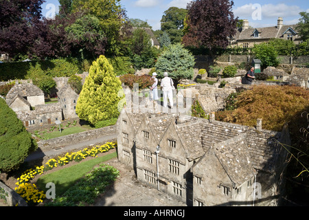 Das Model Village hinter dem Old New Inn im Cotswold Village von Bourton am Wasser, Gloucestershire UK Stockfoto