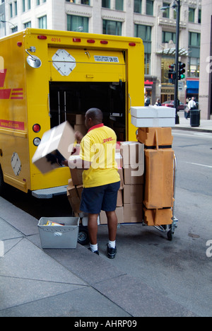 Arbeiter beliefern Geschäfte in der Innenstadt von Chicago Illinois Stockfoto