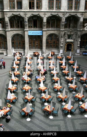 Open-Air Restaurant Innenhof New City Hall München Bayern Deutschland Stockfoto