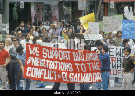 Demonstranten protestieren US-Intervention In El Salvador-Los Angeles-Kalifornien Stockfoto