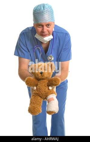 Kinderarzt einen verwundeten Teddy Bär mit verbundenem Bein zurück geben Stockfoto