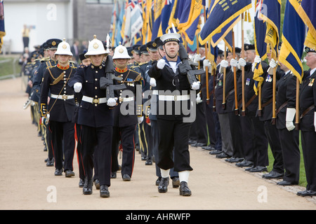 Ehrenwache marschieren vorbei Veteranen am Armed Forces Memorial an der National Memorial Arboretum in Staffordshire, England Stockfoto