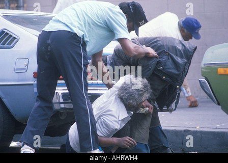 Gefallenen Obdachloser in Stadt Straße immer helfen Los Angeles Kalifornien Stockfoto