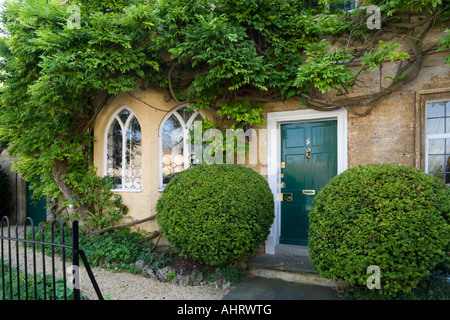 Ein Kriechhaus in Cecily Hill in der Cotswold-Stadt Cirencester, Gloucestershire, Großbritannien Stockfoto