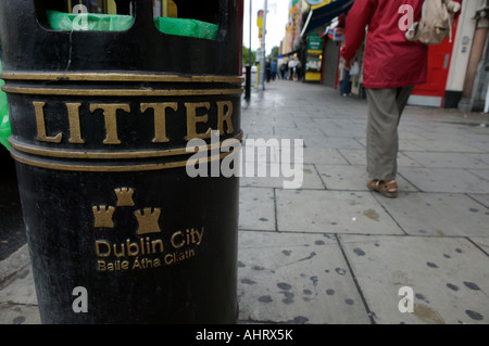 Person auf der Straße in Dublin Irland Stockfoto