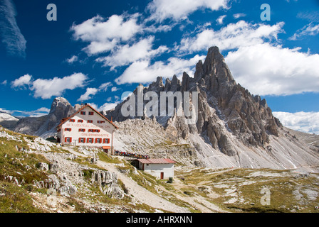 Berg Zuflucht Lavaredo in den Dolomiten mit Paternkofel im Hintergrund Stockfoto