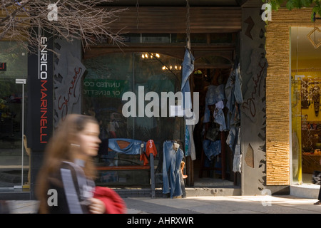 Ein Mädchen zu Fuß vor der Jeans Shop, Balkan Bulgarien Schwarzmeer Stockfoto