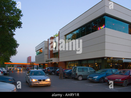 Einkaufszentrum in der Dämmerung, Balkan, Bulgarien, Schwarzes Meer, Varna Stockfoto