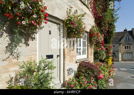 Eine Blume bedeckt Haus am unteren Cecily Hill in Cotswold Stadt von Cirencester, Gloucestershire Stockfoto