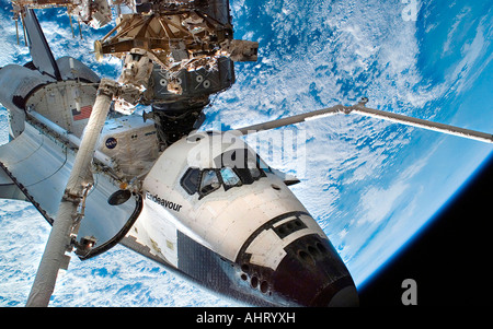 Space Shuttle Endeavour mit Frachttüren öffnen Stockfoto