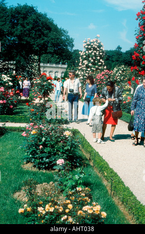Paris Frankreich, Parks Leute Promenading im Rosengarten der 'Bagatelle Gardens' Frühlingsfamilien im Park, Paare spazieren Parc de Bagatelle paris Stockfoto