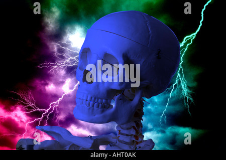 menschlicher Schädel Compositing gegen stürmischen Himmel und Donner Stockfoto