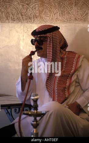 Jordanische arabische Rauchen Wasserpfeife Pfeife im Café Innenstadt von Amman Jordanien Stockfoto