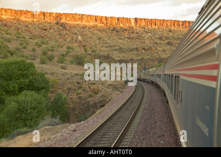 Whistle Stop Kerry Express in ganz Amerika Zug bewegen durch Landschaft amerikanischen Südwesten Stockfoto