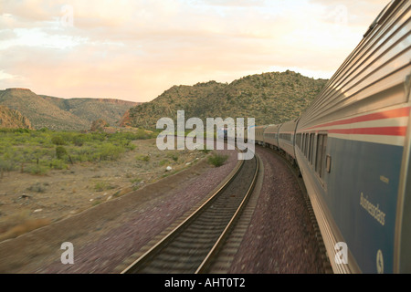 Whistle Stop Kerry Express in ganz Amerika Zug bewegen durch Landschaft amerikanischen Südwesten Stockfoto