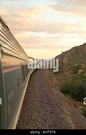 Whistle Stop Kerry Express in ganz Amerika Zug bewegen durch Landschaft amerikanischen Südwesten Stockfoto