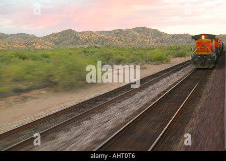 Whistle Stop Kerry Express in ganz Amerika Zug bewegen durch Landschaft amerikanischen Südwesten Stockfoto