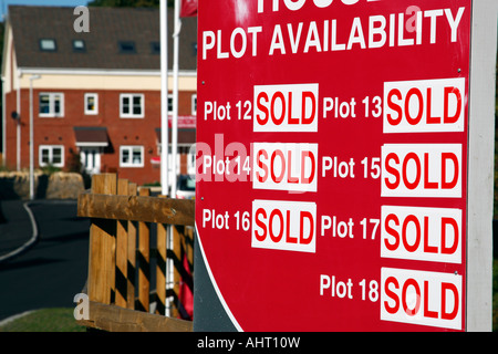 plottet alle verkauften Schild mit der Haus-Entwicklung im Hintergrund Zeche Lane Bedworth Warwickshire England uk Stockfoto
