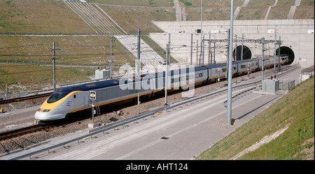 Eurostar-high-Speed-Zug verlässt das französische Portal in die 35-minütige Fahrt durch den Eurotunnel nach Calais. Stockfoto