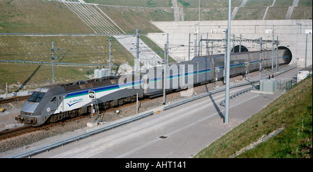 Eurotunnel Shuttle-Zug verlässt den französischen Tunnelportal bei Calais nach einer Reise durch den Ärmelkanal-Tunnel. Stockfoto