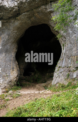 Taube-Löcher in das Taube Tal bei Dovedale Peak District Nationalpark Derbyshire England uk Stockfoto