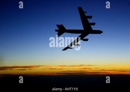 Die 93. Bomb Squadron B - 52H nummeriert 61-0022 mit Nase sind ein NYPD Polizei Schild und die Worte "11 Sep 01, NYPD, wir erinnern uns an" Stockfoto