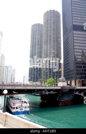 Marina City Apartments befinden sich auf dem Chicago River Tour Boot im Vordergrund. Chicago Illinois IL USA Stockfoto