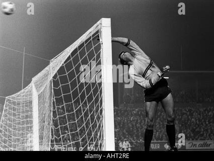 Fußball, Bundesliga, 1970/1971, Niederrhein-Stadion in Oberhausen, Rot-Weiss Oberhausen gegen FC Bayern München 0:4, Szene des Spiels, Ball verfehlt das Ziel, keine Gefahr für Keeper Wolfgang Scheid (OB) Stockfoto