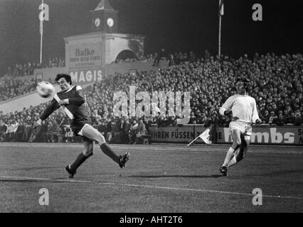 Fußball, Bundesliga, 1970/1971, Niederrhein-Stadion in Oberhausen, Rot-Weiss Oberhausen gegen FC Bayern München 0:4, Szene des Spiels, Reiner Hollmann (OB), links rechts Karl-Heinz Mrosko (FCB) Stockfoto