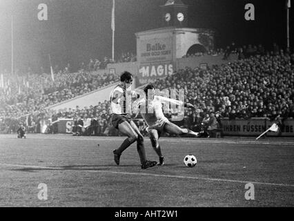 Fußball, Bundesliga, 1970/1971, Niederrhein-Stadion in Oberhausen, Rot-Weiss Oberhausen gegen FC Bayern München 0:4, Szene des Spiels, Duell zwischen Hermann-Josef Wilbertz (OB) links und Franz Roth (FCB) Stockfoto